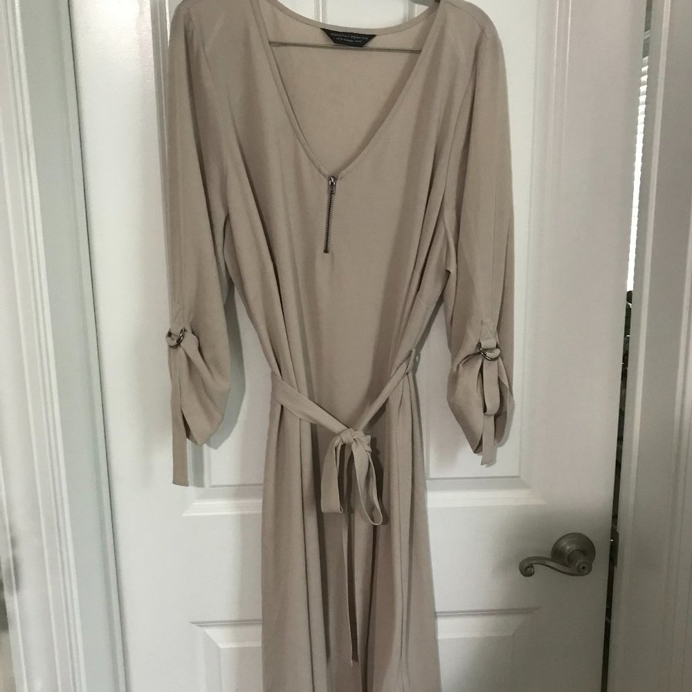 Chic and versatile dress in taupe/tan by Dorothy Perkins sz 2X